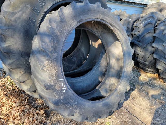 (1) 15.5R38 tire
